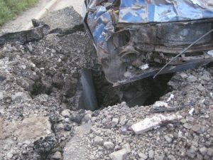 Βλήμα σκάει μπροστά από αυτοκίνητο στην Ουκρανία (video)