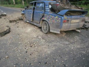 Βλήμα σκάει μπροστά από αυτοκίνητο στην Ουκρανία (video)