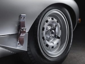 Η πρώτη από τις έξι “νέες” χειροποίητες Jaguar Lightweight E-Type