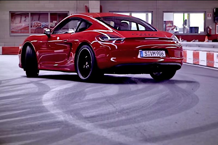 H Porsche Cayman GTS στρίβει σε πίστα Go-Kart (video)