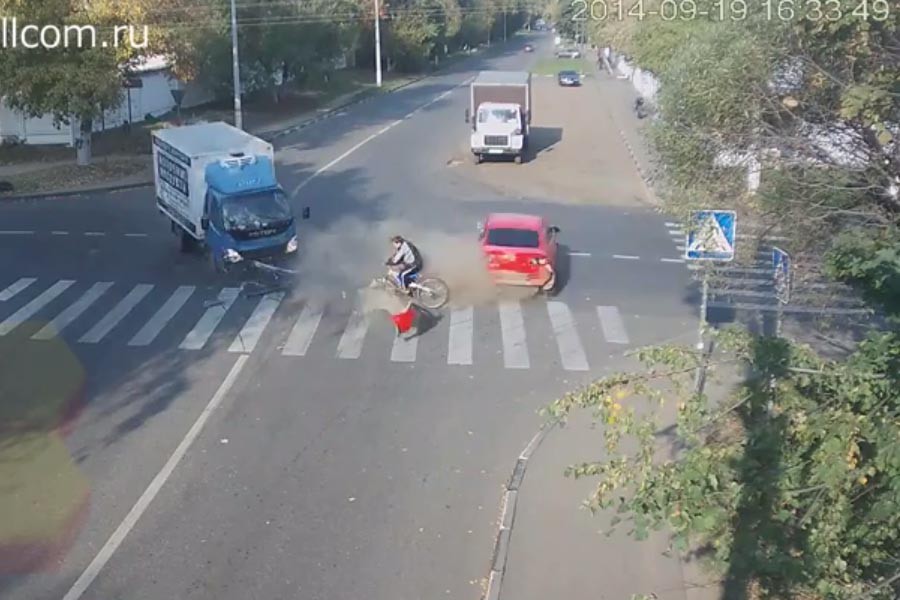 Ποδηλάτης γλιτώνει παρά τρίχα τον χάρο! (video)