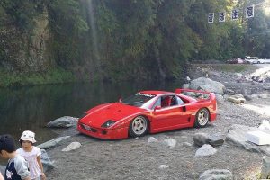 Κάμπινγκ με Ferrari F40 σίγουρα δεν βλέπεις κάθε μέρα…