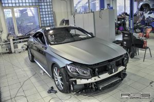 Μεταμόρφωση Mercedes S 63 AMG Coupe με γκρι μεμβράνη