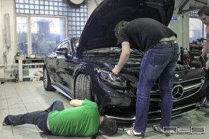 Μεταμόρφωση Mercedes S 63 AMG Coupe με γκρι μεμβράνη