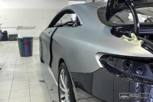 Μεταμόρφωση Mercedes S 63 AMG Coupe με γκρι μεμβράνη