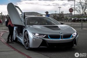 Η πιο cool μαμά παίρνει το παιδί από το σχολείο με BMW i8!