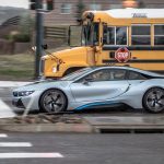 Η πιο cool μαμά παίρνει το παιδί από το σχολείο με BMW i8!