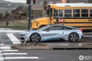 Η πιο cool μαμά παίρνει το παιδί από το σχολείο με BMW i8!