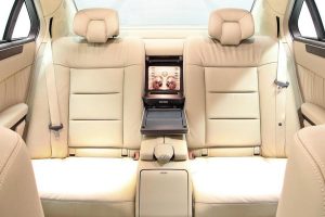 Mercedes E-Class με 6 πόρτες, 6 θέσεις και μήκους 6 μέτρων!