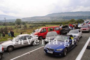 Θανατηφόρα καραμπόλα στη Βέροια με νεκρούς και δεκάδες τραυματίες