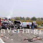 Θανατηφόρα καραμπόλα στη Βέροια με νεκρούς και δεκάδες τραυματίες