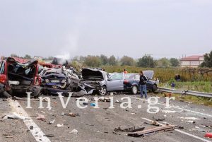 Θανατηφόρα καραμπόλα στη Βέροια με νεκρούς και δεκάδες τραυματίες