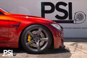 BMW M4 χαμηλωμένη και με αγωνιστικά καθίσματα