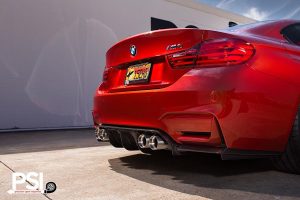 BMW M4 χαμηλωμένη και με αγωνιστικά καθίσματα