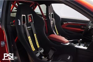 BMW M4 χαμηλωμένη και με αγωνιστικά καθίσματα