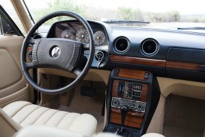 Αυτή τη Mercedes 300D του 1977 θα τη ζηλέψετε!