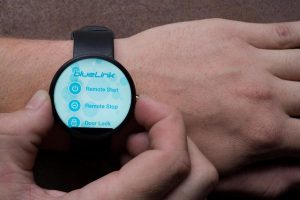 Hyundai smartwatch με αναγνώριση φωνής για εξ αποστάσεως λειτουργίες!