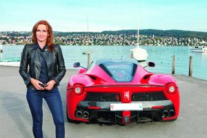 Γνωρίστε τη νέα κάτοχο της πολυπόθητης Ferrari LaFerrari (+video)