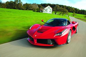 Γνωρίστε τη νέα κάτοχο της πολυπόθητης Ferrari LaFerrari (+video)