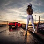 Ποιου σύζυγος φοράει άσπρο κράνος και οδηγεί Corvette;