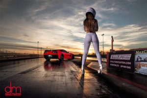 Ποιου σύζυγος φοράει άσπρο κράνος και οδηγεί Corvette;