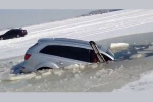 Βουτιά Audi Q7 με 3 επιβάτες σε παγωμένη λίμνη