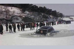 Βουτιά Audi Q7 με 3 επιβάτες σε παγωμένη λίμνη