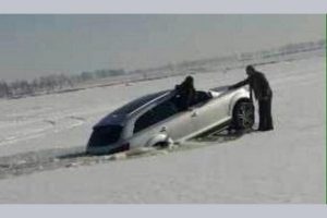 Βουτιά Audi Q7 με 3 επιβάτες σε παγωμένη λίμνη