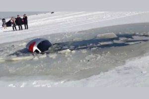 Βουτιά Audi Q7 με 3 επιβάτες σε παγωμένη λίμνη