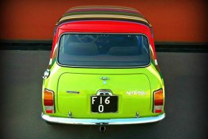 Πολύχρωμο Innocenti Mini Cooper του 1973 για 32.500 ευρώ