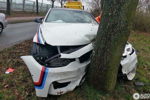 Μηχανικός πήρε εκθεσιακή BMW M4 και την κάρφωσε σε δέντρο