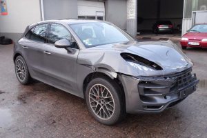 Porsche Macan Turbo τρακαρισμένη πωλείται 57.500 ευρώ!