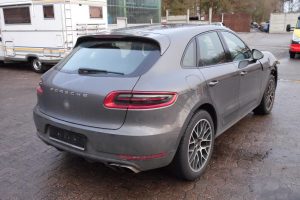 Porsche Macan Turbo τρακαρισμένη πωλείται 57.500 ευρώ!
