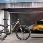 Mercedes AMG GT με ασορτί ποδήλατο Rotwild GT S