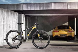 Mercedes AMG GT με ασορτί ποδήλατο Rotwild GT S