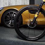 Mercedes AMG GT με ασορτί ποδήλατο Rotwild GT S