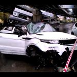 Πτώση αυτοκινήτου από γέφυρα ύψους 20 μέτρων! (+videos)