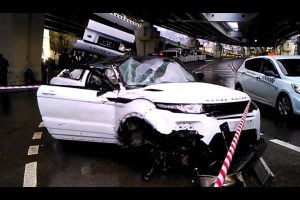 Πτώση αυτοκινήτου από γέφυρα ύψους 20 μέτρων! (+videos)