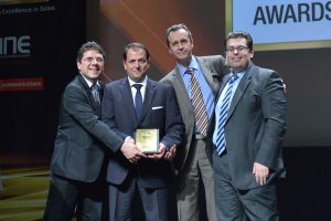 Ο κος Δημήτρης Καββούρης με όλη την ομάδα της Audi.|Ο κος Δημήτρης Καββούρης Δ/ντής Πωλήσεων και Marketing της Audi παραλαμβάνει το Χρυσό βραβείο από τον κο Γιώργο Ευσταθίου Αντιπρόεδρο του ΙΠΕ.|