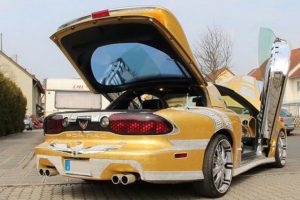 3.400.000 ευρώ πωλείται η πιο κιτς χρυσή Pontiac Trans-Am!