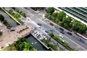 Mercedes CLA βούτηξε σε κανάλι λόγω λάθος ταχύτητας…