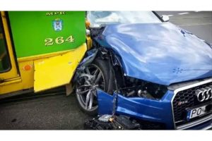 Audi RS 6 ντριφτάρει στην πόλη και καταλήγει σε τραμ! (video)