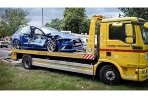 Audi RS 6 ντριφτάρει στην πόλη και καταλήγει σε τραμ! (video)