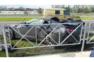 Οδηγός βγήκε ζωντανός από αυτό το διαλυμένο Nissan GT-R!