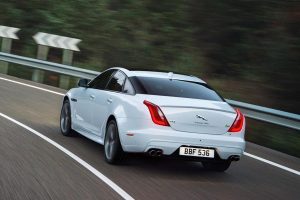 Ανανεωμένη Jaguar XJ με αρχικό κινητήρα 2λιτρο turbo