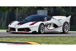 Τέσσερις Ferrari FXX K ακούγονται Α-Π-Ι-Σ-Τ-Ε-Υ-Τ-Α! (video)