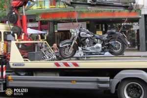 Η αστυνομία του Βερολίνου μαζεύει τα «φτιαγμένα» αυτοκίνητα!