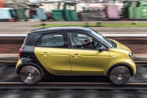 Το smart fourfour μετατράπηκε σε μίνι τραίνο smart forrail! (+video)