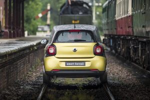 Το smart fourfour μετατράπηκε σε μίνι τραίνο smart forrail! (+video)
