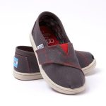 Δώρο παπούτσια Toms με κάθε αγορά ή μίσθωση ενός Audi